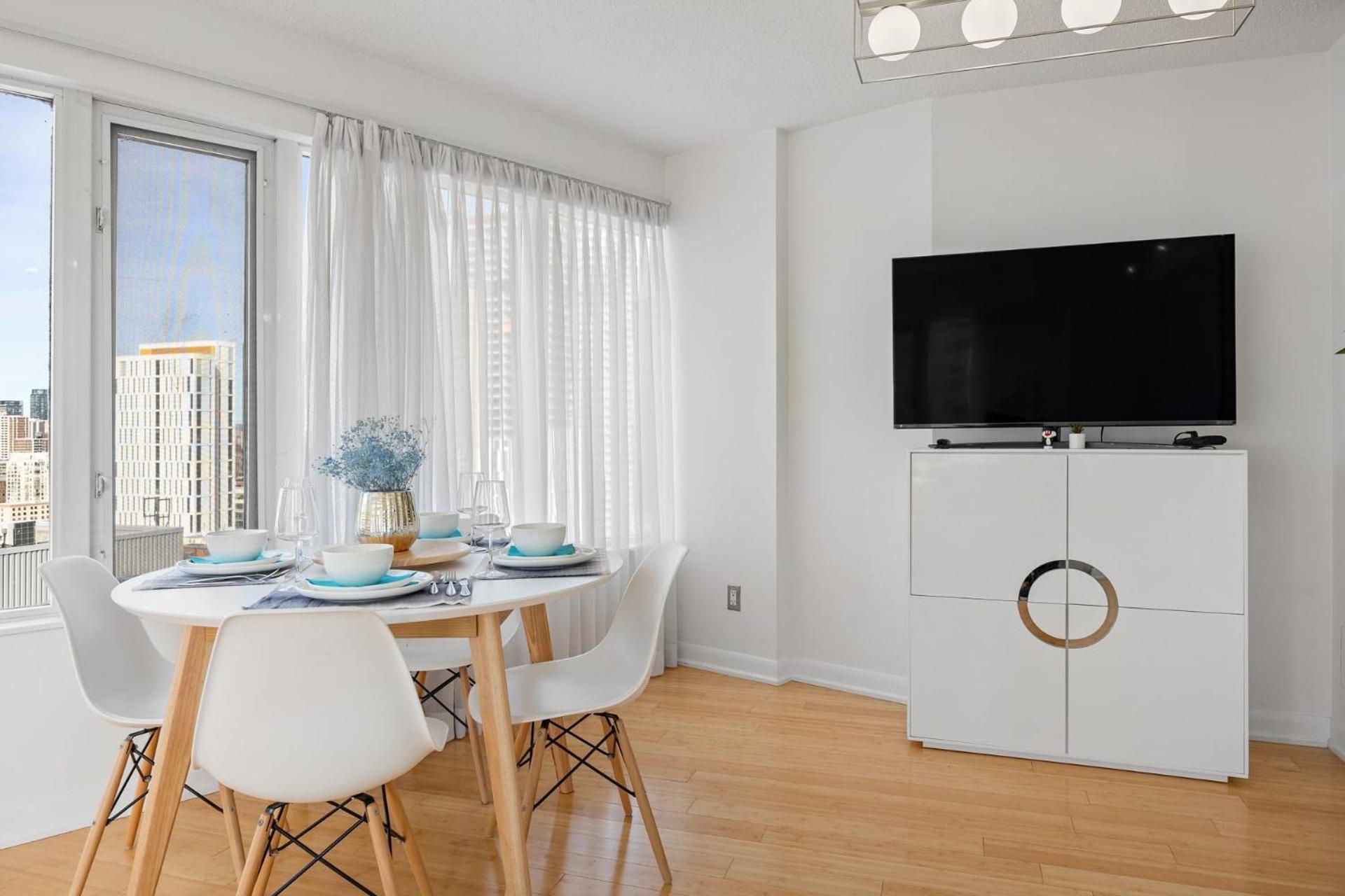 Modern 2-Bedroom Condo W Floor To Ceiling Windows Toronto Exteriér fotografie
