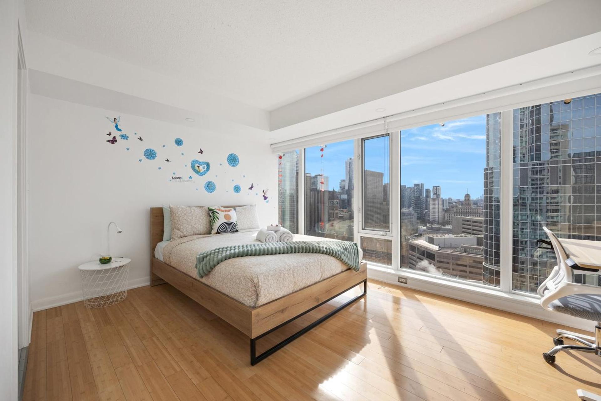 Modern 2-Bedroom Condo W Floor To Ceiling Windows Toronto Exteriér fotografie